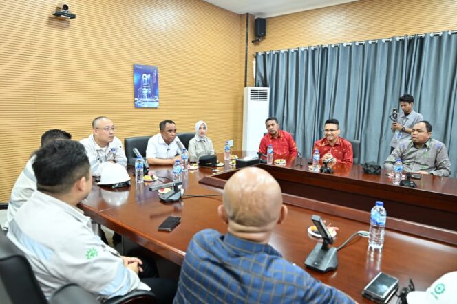 
					Gubernur Sulawesi Tengah Anwar Hafid bersama rombongan berdialog dengan manajemen PT Nadesico Nickel Industry (NNI) di ruang pertemuan perusahaan. FOTO: istimewa