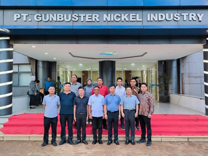
					Gubernur Sulawesi Tengah Anwar Hafid berpose bersama jajaran manajemen PT Gunbuster Nickel Industry (GNI) usai kunjungan kerja di Kabupaten Morowali Utara, Kamis (23/10/25). FOTO: istimewa