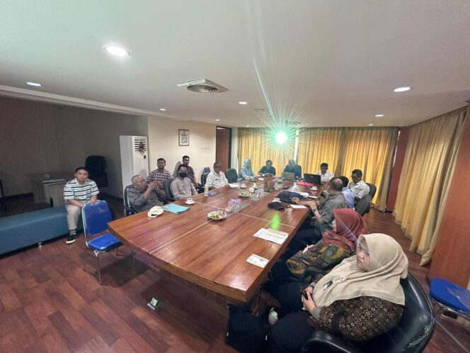 
					Gubernur Sulawesi Tengah Anwar Hafid bersama jajaran Pemerintah Provinsi Sulteng melakukan pertemuan dengan manajemen PT Gunbuster Nickel Industry (GNI) di Morowali Utara, membahas penguatan kerja sama dan komitmen terhadap investasi berkelanjutan, Kamis (23/10/25). FOTO: istimewa