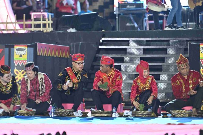 
					Gubernur Sulawesi Tengah Anwar Hafid bersama Wakil Menteri Dalam Negeri Bima Arya dan tamu undangan mengikuti tradisi adat “Molimbu” sebagai simbol persaudaraan pada pembukaan Festival Danau Poso 2025 di Tentena, Kabupaten Poso, Jumat (24/10/25). FOTO: istimewa
