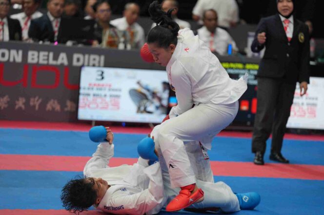 
					Atlet karate Sulawesi Tengah, Tri Fachryanti Ramadhana (atas), beraksi dalam laga perebutan medali pada nomor Kumite Putri –61 kg di PON Bela Diri 2025 yang berlangsung di GOR Kaliputu Djarum, Kudus, Jawa Tengah, Sabtu (25/10/25). FOTO: istimewa