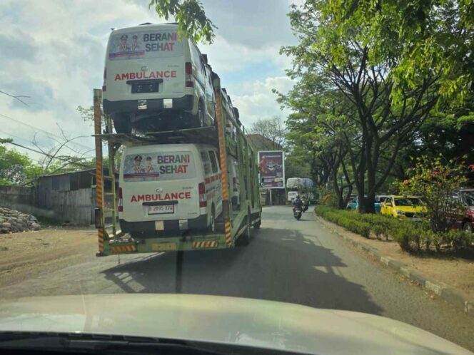 
					Iring-iringan ambulans baru Program Berani Sehat melintas di salah satu ruas jalan di Kota Palu, Sabtu (25/10/25). FOTO: istimewa