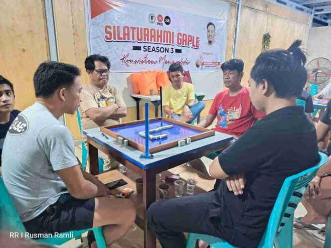 
					Sejumlah peserta tengah fokus dalam pertandingan gaple pada kegiatan Silaturahmi Gaple Season 3 yang digelar Rusman Ramli di HomeBase RR, Palu, sebagai bagian dari Reses Caturwulan III. FOTO: istimewa