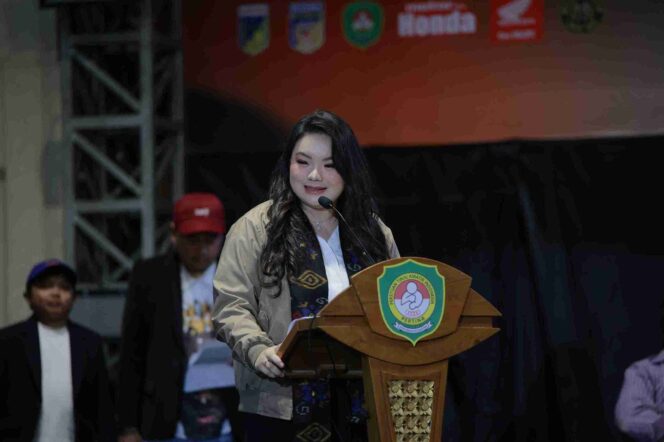 
					Ketua Umum PP Pertina, Dr. Hillary Brigitta Lasut, saat menyampaikan sambutan pada Opening Ceremony Kejurnas Tinju Amatir 2025 di Jodjokodi Convention Center Palu, Sabtu malam (25/10/25). FOTO: istimewa