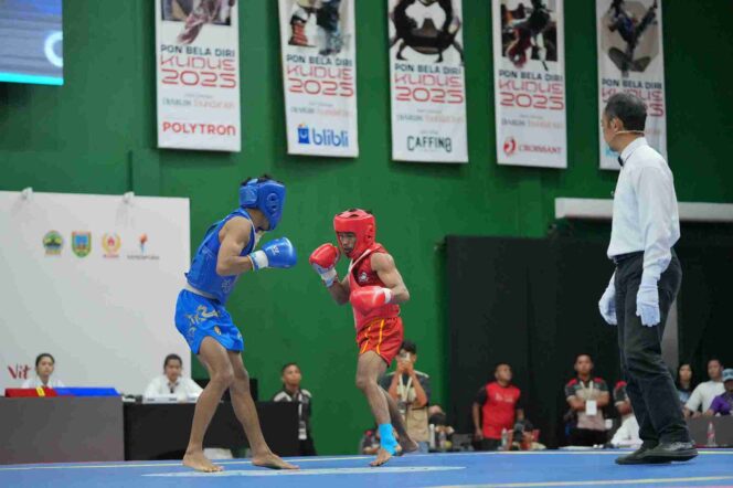 
					Atlet wushu asal Sulawesi Tengah (merah) beraksi menghadapi lawannya pada pertandingan PON Bela Diri 2025 di GOR Kaliputu Djarum, Kudus, Jawa Tengah, Sabtu (25/10/25). FOTO: istimewa