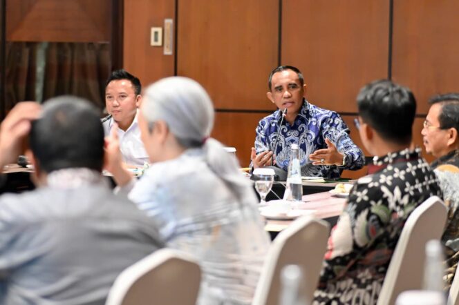 
					Gubernur Anwar Hafid menyampaikan arah kebijakan pembangunan infrastruktur pada pertemuan bersama pelaku industri tambang di Morowali Utara, Senin (27/10/25). FOTO: istimewa