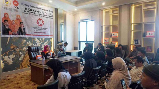 
					Ketua Fraksi PKS DPRD Sulawesi Tengah, Hj. Wiwik Jumatul Rofi’ah, memandu jalannya Focus Group Discussion (FGD) bersama pelajar, remaja, dan mahasiswa dalam rangka peringatan Hari Sumpah Pemuda, di ruang Fraksi PKS DPRD Sulteng, Selasa (28/10/25). FOTO: istimewa