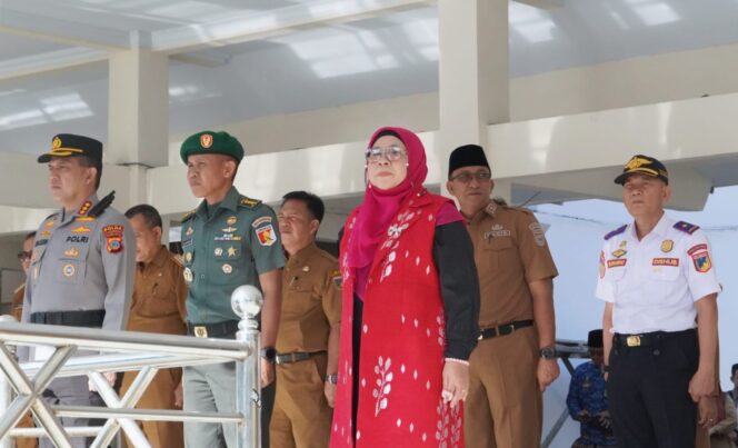 
					Sekretaris Komisi IV DPRD Sulteng, Wiwik Jumatul Rofi’ah (tengah), bersama jajaran Forkopimda menghadiri Upacara Peringatan Hari Sumpah Pemuda ke-97 Tingkat Provinsi Sulawesi Tengah di Lapangan Pogombo, Selasa (28/10/25). FOTO: istimewa