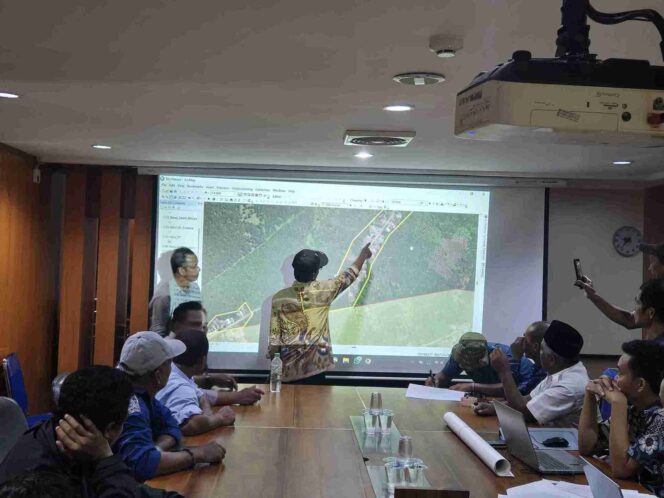 
					Anggota Satgas PKA Sulteng bersama perwakilan warga dan instansi teknis meninjau data spasial pada layar proyektor saat sinkronisasi peta transmigrasi dan kawasan HGU di Palu, Selasa (28/10/25). (Foto: Istimewa)