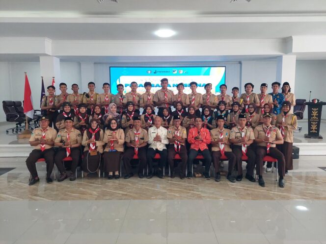 
					Kontingen Pramuka Kwartir Cabang Sigi berfoto bersama dengan Ketua Kwarcab sekaligus Bupati Sigi, Rizal Intjenae, usai acara pelepasan peserta Peran Saka Nasional di Sigi, Selasa (28/10/25). FOTO: istimewa