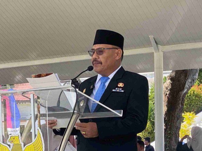 
					Wakil Bupati Donggala Taufik M Burhan membacakan amanat Menteri Pemuda dan Olahraga saat memimpin Upacara Peringatan Hari Sumpah Pemuda ke-97 Tahun 2025 di Halaman Kantor Bupati Donggala, Selasa (28/10/25). FOTO: istimewa