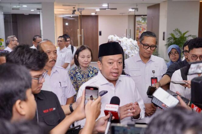 
					Menteri Agraria dan Tata Ruang/Kepala Badan Pertanahan Nasional (ATR/BPN), Nusron Wahid, memberikan keterangan pers usai memimpin Rapat Koordinasi harmonisasi aturan kawasan sempadan sungai di Kementerian Pekerjaan Umum (PU), Jakarta, Rabu (29/10/25). FOTO: istimewa