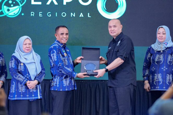 
					Gubernur Sulawesi Tengah, Dr. H. Anwar Hafid, M.Si., menerima cenderamata dari perwakilan panitia usai membuka kegiatan Labkesmas Expo Regional 8 Tahun 2025 di Hotel Best Western Plus Coco Palu, Kamis (30/10/25). FOTO: istimewa