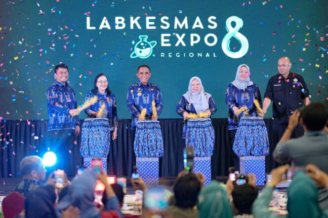 
					Gubernur Sulawesi Tengah, Anwar Hafid, didampingi Wakil Gubernur Reny A. Lamadjido bersama jajaran pejabat kesehatan memukul alat musik tradisional sebagai tanda resmi dibukanya Labkesmas Expo Regional 8 Tahun 2025 di Palu, Kamis (30/10/25). FOTO: istimewa