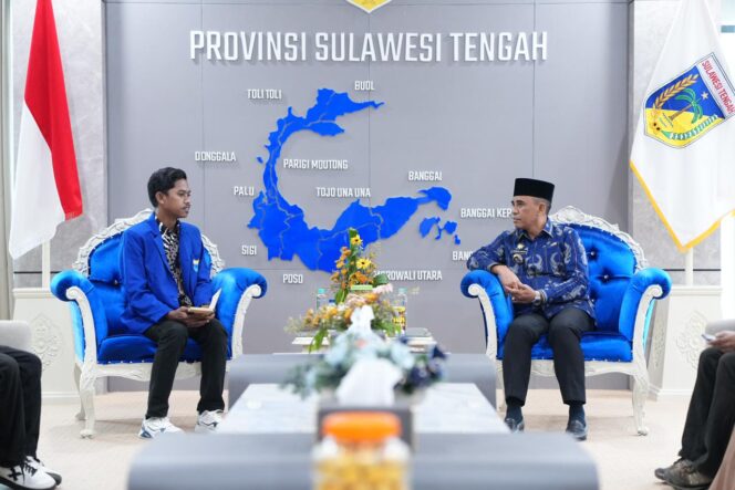 
					Gubernur Sulawesi Tengah, Dr. H. Anwar Hafid, berdialog dengan jajaran Pengurus Koordinator Cabang (PKC) PMII Sulawesi Tengah di ruang kerjanya, Kamis (30/10/25). FOTO: istimewa