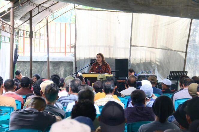 
					Bupati Donggala, Vera Elena Laruni, saat memberikan sambutan di hadapan nelayan Desa Batusuya, Kecamatan Sindue Tombusabora, dalam rangka peninjauan pembangunan Stasiun Pengisian Bahan Bakar Umum Nelayan (SPBUN), Kamis (30/10/25). FOTO: istimewa