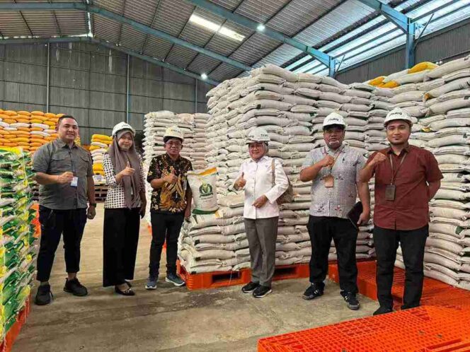 
					Anggota Komisi II DPRD Provinsi Sulawesi Tengah bersama jajaran Bulog Poso meninjau kondisi stok beras di Gudang Bulog Lawanga, Kamis (30/10/25). FOTO: istimewa