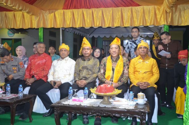 
					Anggota Komisi II DPRD Sulawesi Tengah, Henri Kusuma Muhidin (tengah), mewakili Ketua DPRD Sulteng menghadiri Festival Budaya Posalia Kampung Lere yang digelar di Cagar Budaya Banua Oge Souraja, Palu, Kamis (30/10/25). FOTO: istimewa