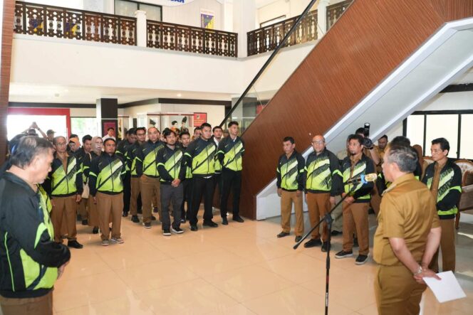 
					Saat Gubernur Sulawesi Tengah, Anwar Hafid, melepas kontingen Korpri Sulteng menuju Pornas KORPRI XVII 2025. FOTO: istimewa