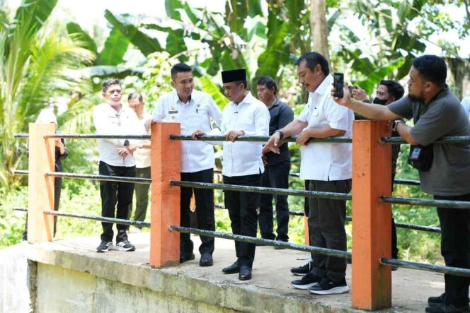 
					Gubernur Sulawesi Tengah Anwar Hafid bersama Bupati Tolitoli Amran H. Yahya meninjau kawasan Sungai Lembe yang kerap dilanda banjir, Jumat (03/10/25). FOTO: istimewa