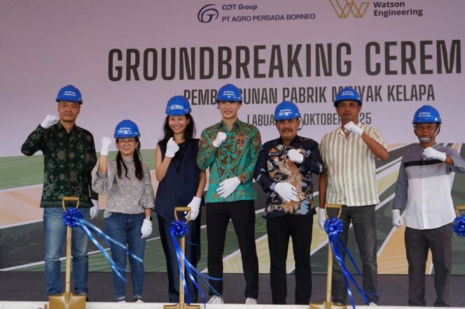 
					Ketua DPRD Donggala, Moh Taufik (dua dari kanan) saat menghadiri peletakan batu pertama perusahaan minyak kelapa di labuan lelea. FOTO: istimewa