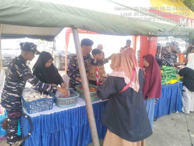 
					ersonel TNI Angkatan Laut bersama Dinas Ketahanan Pangan Kabupaten Donggala melayani warga yang berbelanja bahan kebutuhan pokok dalam kegiatan Gerakan Pangan Murah (GPM) di Pelabuhan Lama, Kelurahan Boya, Kecamatan Banawa, Selasa (30/09/25). FOTO: istimewa