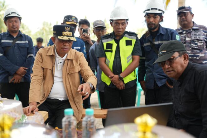 
					Gubernur Sulawesi Tengah, Anwar Hafid, didampingi sejumlah pejabat dan pelaksana proyek, mendengarkan pemaparan teknis pembangunan Kampung Nelayan Merah Putih di Desa Banagan, Kecamatan Dampal Utara, Kabupaten Tolitoli, Sabtu (04/10/25). FOTO: istimewa