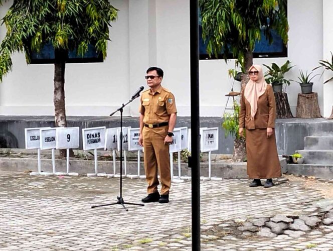 
					Kepala BKPSDM Kabupaten Donggala, Isngadi memimpin apel pagi di halaman Kantor BPKAD Donggala, Senin (06/10/25). FOTO: Fj