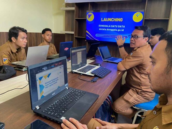 
					Kepala Bidang Statistik Sektoral dan Persandian Diskominfo Kabupaten Donggala, Sofhan Rauf, memberikan penjelasan kepada tim saat peluncuran aplikasi Satu Data Donggala di ruang kerja Diskominfo Donggala, FOTO: istimewa
