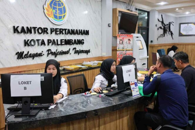 
					Pelayanan satu pintu di kantor pertanahan Palembang. FOTO: istimewa
