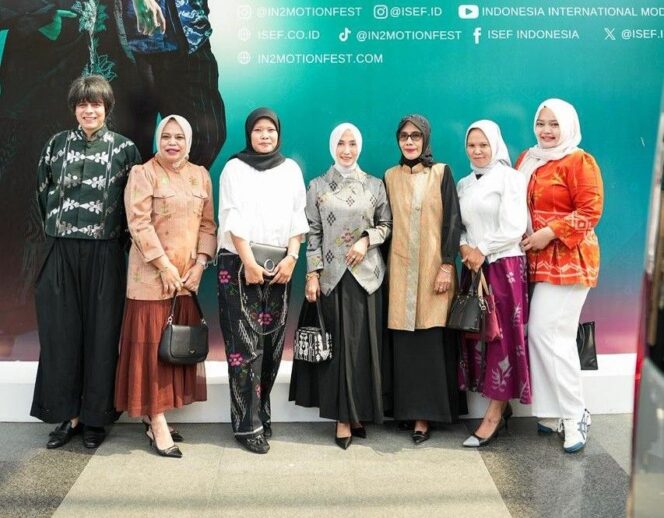 
					Ketua Dekranasda Sulawesi Tengah, Sry Nirwanti Bahasoan (tengah), bersama desainer FFF by Ferry Ikra dan rombongan dari Dekranasda Sulteng saat menghadiri gelaran Indonesia International Modest Fashion Festival (IN2MOTIONFEST) 2025 di Jakarta, Rabu (08/10/25). FOTO: istimewa