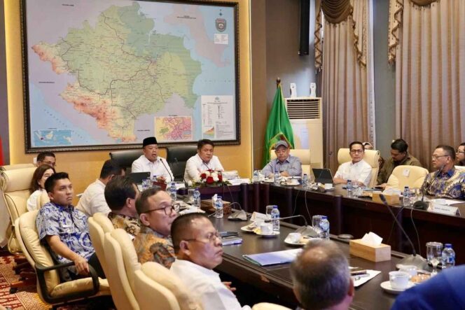 
					Menteri Agraria dan Tata Ruang/Kepala BPN, Nusron Wahid (tengah, berbaju putih), memimpin Rapat Koordinasi bersama kepala daerah se-Sumatra Selatan di Palembang, Kamis (09/10/25). FOTO: istimewa