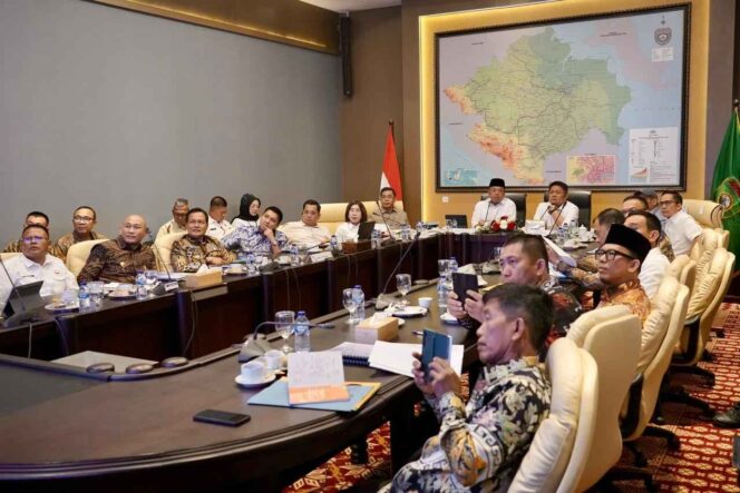 
					Menteri Agraria dan Tata Ruang/Kepala BPN, Nusron Wahid (tengah, berbaju putih), memimpin Rapat Koordinasi bersama kepala daerah se-Sumatra Selatan di Palembang, Kamis (09/10/25). FOTO: istimewa