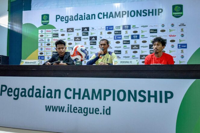 
					Pelatih kepala Persipal FC, Kamaluddin (tengah) didampingi Kapten Persipal FC, Rendi (kanan) saat konfrensi Pers pada Jum'at (10/10/25). FOTO: netiz.id