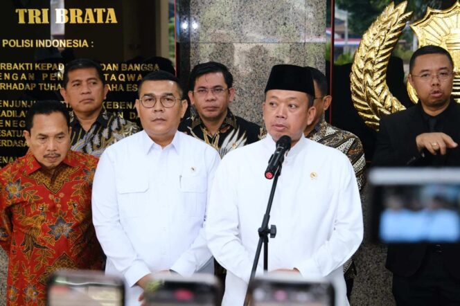 
					Wakil Menteri Agraria dan Tata Ruang/Wakil Kepala Badan Pertanahan Nasional (ATR/BPN) Ossy Dermawan (kedua kanan) memberikan keterangan pers usai melakukan pertemuan dengan jajaran Kepolisian Republik Indonesia di Gedung Mabes Polri, Jakarta, Senin (20/10/25). FOTO: istimewa