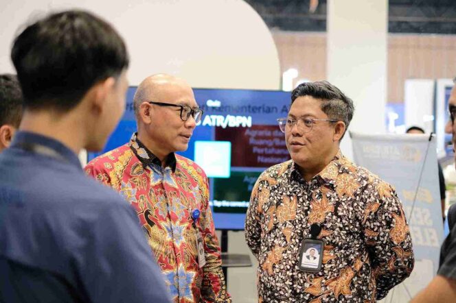 
					SEVP Hubungan Kelembagaan Bank Mandiri, Dadang Ramadhan Putranto (batik merah) berbincang dengan perwakilan Kementerian Agraria dan Tata Ruang/Badan Pertanahan Nasional (ATR/BPN) di stan pameran ATR/BPN dalam acara Livin Festival 2025 di PIK 2, Banten, Kamis (16/10/25). FOTO: istimewa