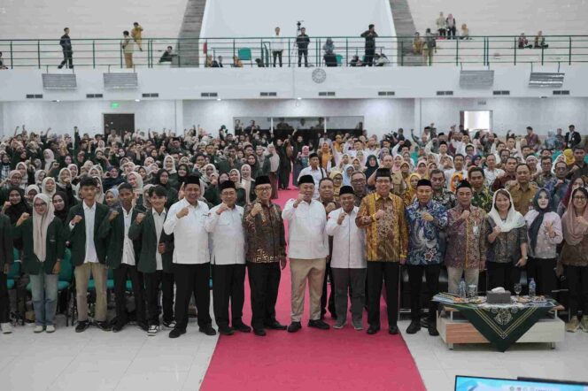 
					Menteri ATR/BPN Nusron Wahid bersama jajaran UIN K.H. Abdurrahman Wahid Pekalongan dalam acara Penerjunan KKN Tematik Ekoteologi dan Pertanahan, Senin (13/10/25). FOTO: istimewa