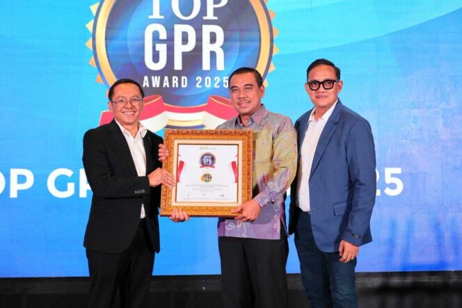 
					Kepala Bagian PMHAL Biro Humas dan Protokol Kementerian ATR/BPN, Bagas Agung Wibowo (tengah), menerima penghargaan Top GPR Award 2025 kategori Kementerian dari GPR Institute, didampingi perwakilan penyelenggara acara pada 5th GPR Forum 2025 di Jakarta. FOTO: istimewa