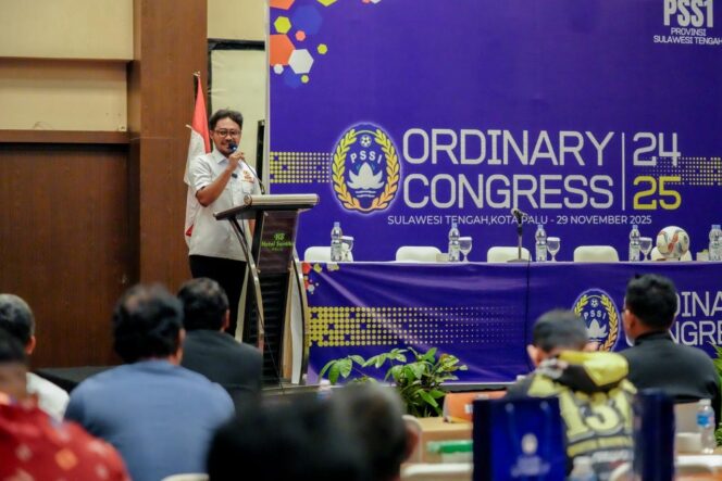 
					Ketua Umum KONI Sulawesi Tengah, Muhammad Fathur Razaq, S.IP, menyampaikan sambutan pada pembukaan PSSI Ordinary Congress 2024–2025 yang digelar di Hotel Santika Palu, Sabtu (29/11/25). FOTO: istimewa