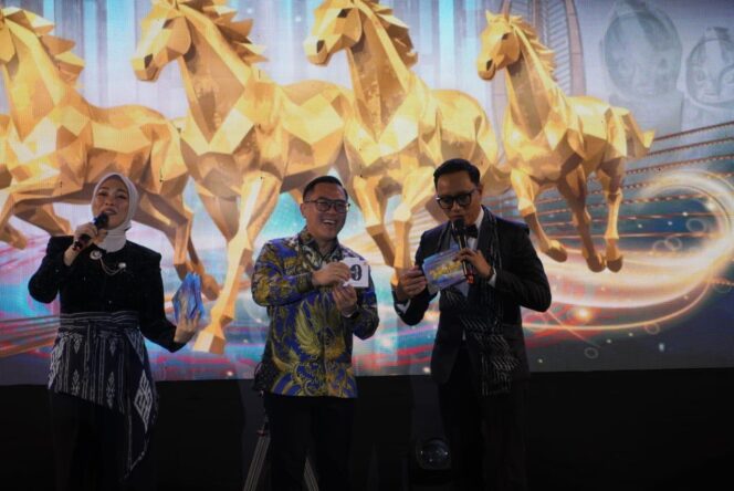 
					Sekretaris Komisi I DPRD Sulteng, Ronald Gulla, bersama dua pembawa acara saat mengikuti sesi pengundian door prize pada Pertemuan Tahunan Bank Indonesia (PTBI) 2025 di Sriti Convention Hall Palu, Jumat (28/11/25). FOTO: istimewa