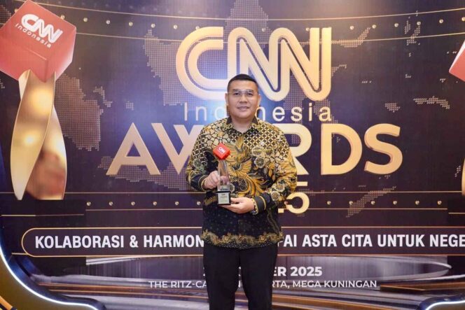
					Wakil Menteri Agraria dan Tata Ruang/Wakil Kepala Badan Pertanahan Nasional (ATR/BPN), Ossy Dermawan, menerima CNN Indonesia Award 2025 untuk kategori Rural Development & Regional Equity berkat inovasi program Kampung Reforma Agraria, dalam acara penganugerahan di The Ritz-Carlton, Mega Kuningan, Jakarta, Jumat (31/10/25). FOTO: istimewa