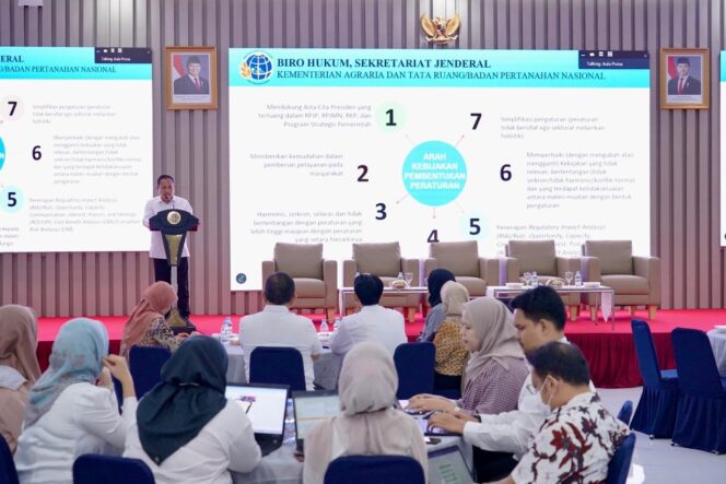 
					Dirjen Penanganan Sengketa dan Perkara Pertanahan (PSKP) Kementerian ATR/BPN, Iljas Tedjo Prijono, menyampaikan arah kebijakan pembentukan peraturan dalam FGD Peningkatan Kompetensi SDM di Aula Prona Kementerian ATR/BPN, Jakarta, Selasa (25/11/25). FOTO: istimewa