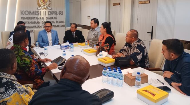
					Rombongan DPRD Kota Palu saat melakukan pertemuan dengan Ketua Komisi II DPR RI, Muhammad Rifqinizamy Karsayuda, bersama anggota Komisi II Longki Djanggola, di ruang rapat Komisi II DPR RI, Jakarta. FOTO: istimewa