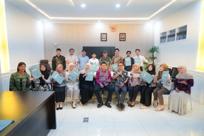 
					Plt. Kepala Dinas Kominfosantik Sulteng, Wahyu Agus Pratama, bersama 14 operator baru Command Center usai penyerahan surat tugas di Kantor Dinas Kominfosantik Provinsi Sulawesi Tengah, Kamis (27/11/25). FOTO: istimewa