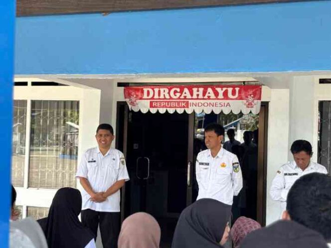 
					Plt Kadis Kominfosantik Sulteng, Wahyu Agus Pratama (kiri), bersama Tim Pembinaan Disiplin ASN BKD Sulteng saat memberikan arahan kepada pegawai dalam kegiatan sidak di halaman Kantor Kominfosantik, Rabu (05/11/25). FOTO: istimewa