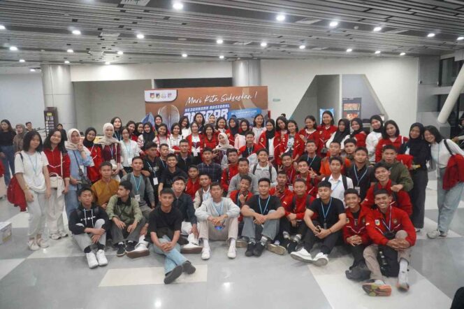 
					Para peserta Duta Kebangsaan Paskibraka Sulawesi Tengah Tahun 2025 berfoto bersama setibanya di Bandara Mutiara Sis Al-Jufri Palu usai mengikuti rangkaian kegiatan Duta Kebangsaan di Kota Malang, Jumat (15/11/25). FOTO: istimewa