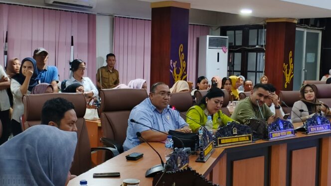 
					Anggota DPRD Kota Palu saat mengikuti rapat bersama para honorer yang hadir menyampaikan aspirasi terkait dugaan penyimpangan dalam seleksi PPPK di ruang rapat DPRD Palu. FOTO: FS  (Rizal)