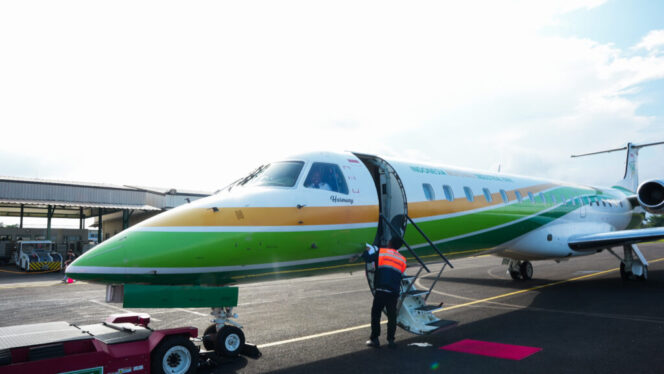 
					Petugas Bandara IMIP melakukan pengecekan kondisi pesawat terbang seusai mendarat, Jumat sore (19/01/24). Bandar udara merupakan salah satu lini layanan jasa transportasi yang diusahakan PT IMIP sebagai fasilitas penunjang operasional. (Dok. Departemen Media Relations PT IMIP)