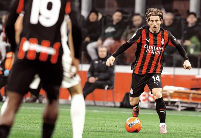 
					Luca Modrić menguasai bola di lini tengah saat memperkuat AC Milan. Gelandang berpengalaman itu tampil tenang dan menjadi pengatur ritme permainan Rossoneri. FOTO: (IG) acmilan