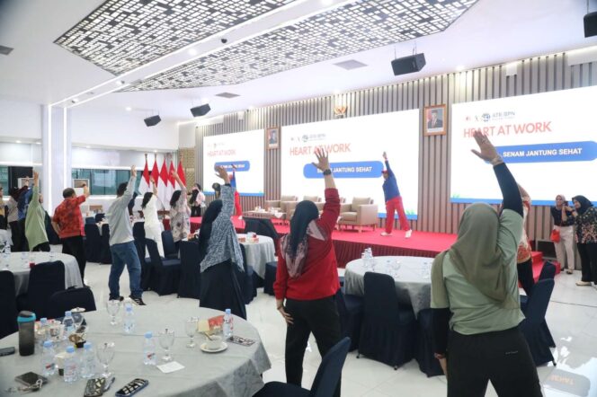 
					Para pegawai Kementerian ATR/BPN mengikuti sesi senam jantung sehat dalam rangkaian kegiatan Heart at Work yang digelar di Aula Prona, Jakarta, Jumat (28/11/25). FOTO: istimewa